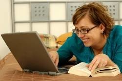 mulher estudando computador