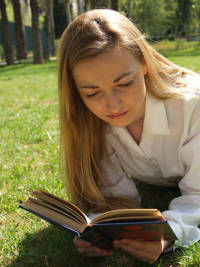 mulher lendo livro